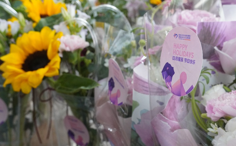 颁奖典礼现场为护士们准备的鲜花。慈溪市妇幼保健院供图