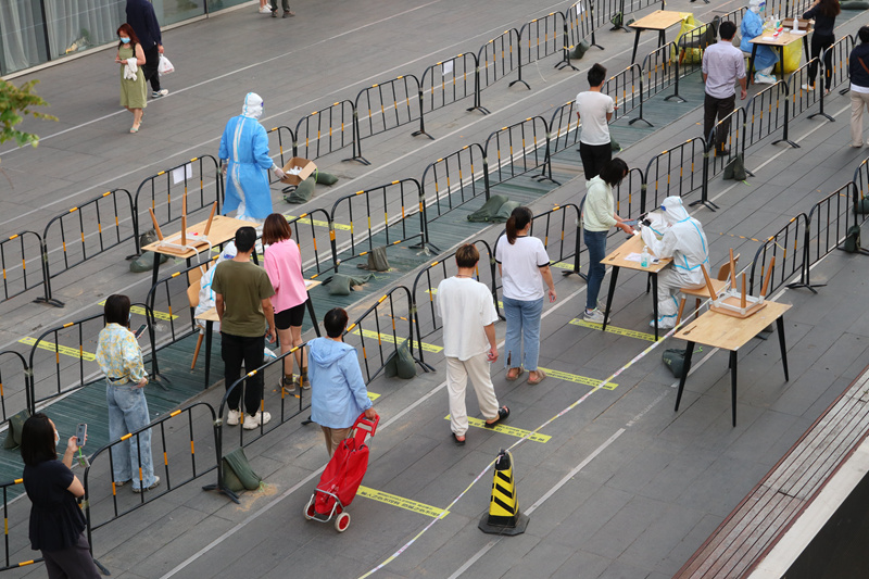 北京市民进行免费核酸检测 人民网 鄂智超摄。