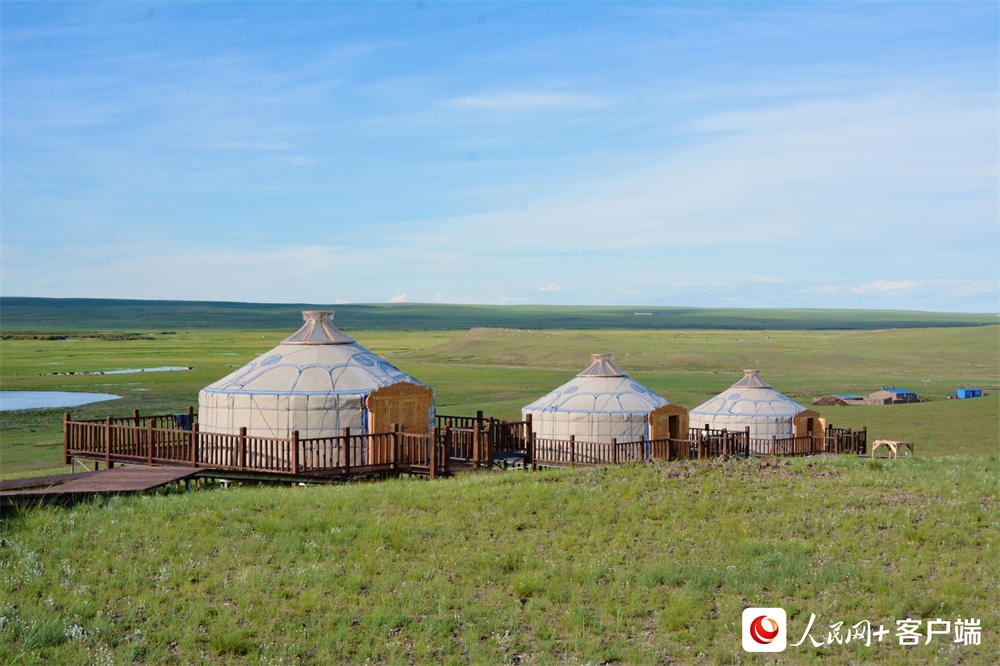 克鲁伦河畔的蒙古包。人民网 孟丽媛摄