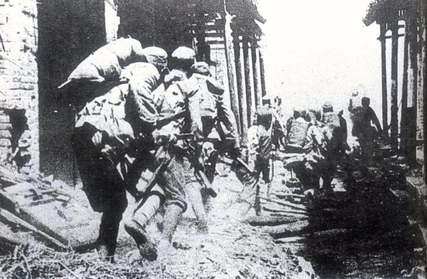1938年4月上旬，中国军队在台儿庄与日军展开激烈巷战。新华社发