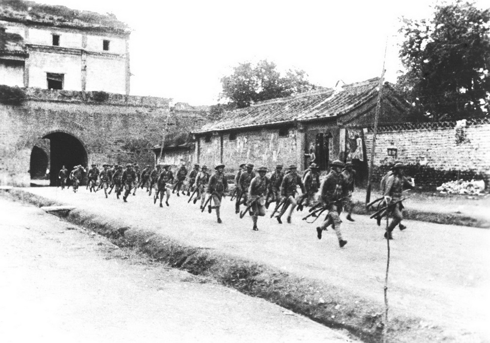 驻守宛平城的中国军队奔赴卢沟桥抵抗日军（资料照片）。新华社发