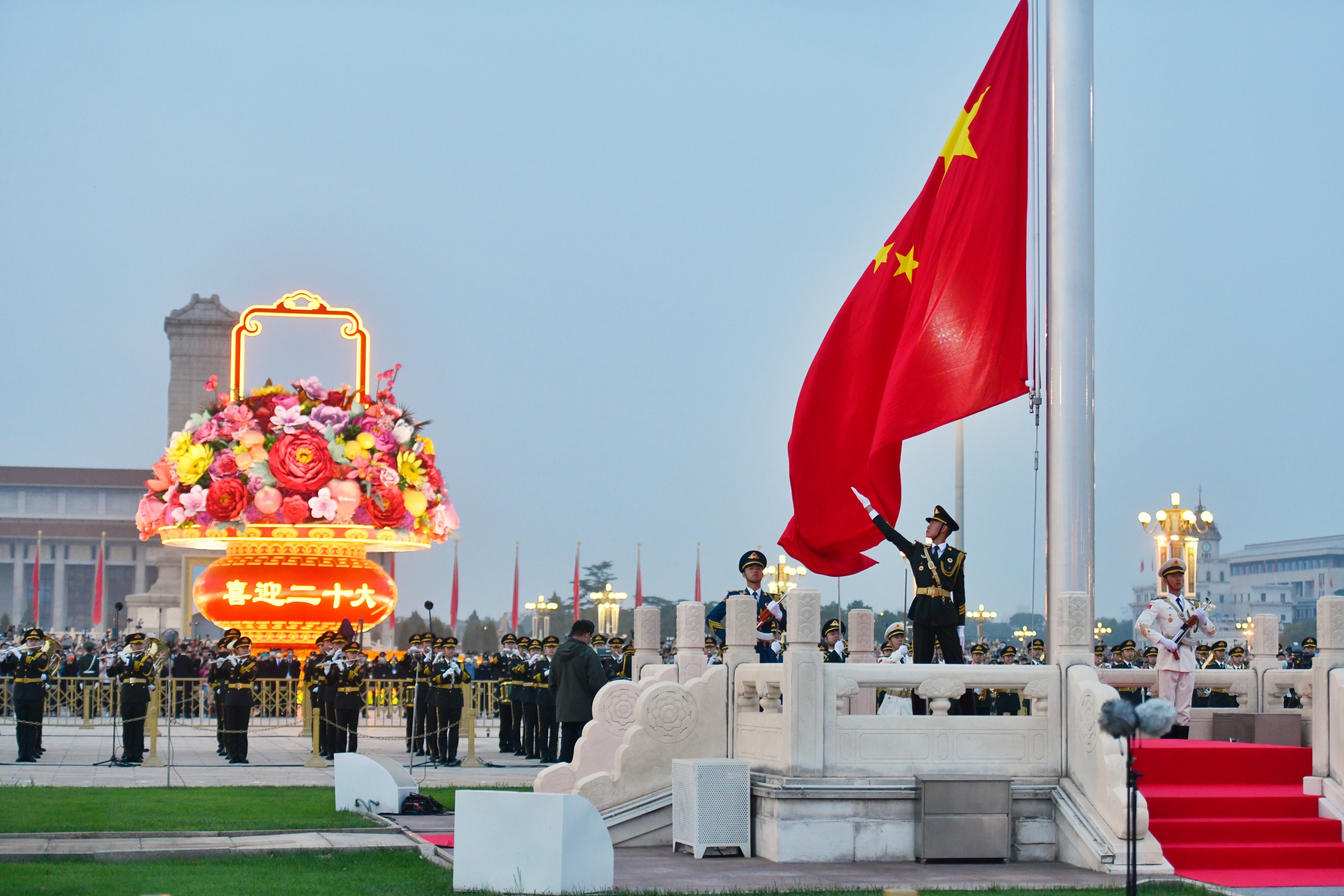 庆祝新中国73周年华诞 群众提前彻夜守候 天安门广场观升旗唱国歌