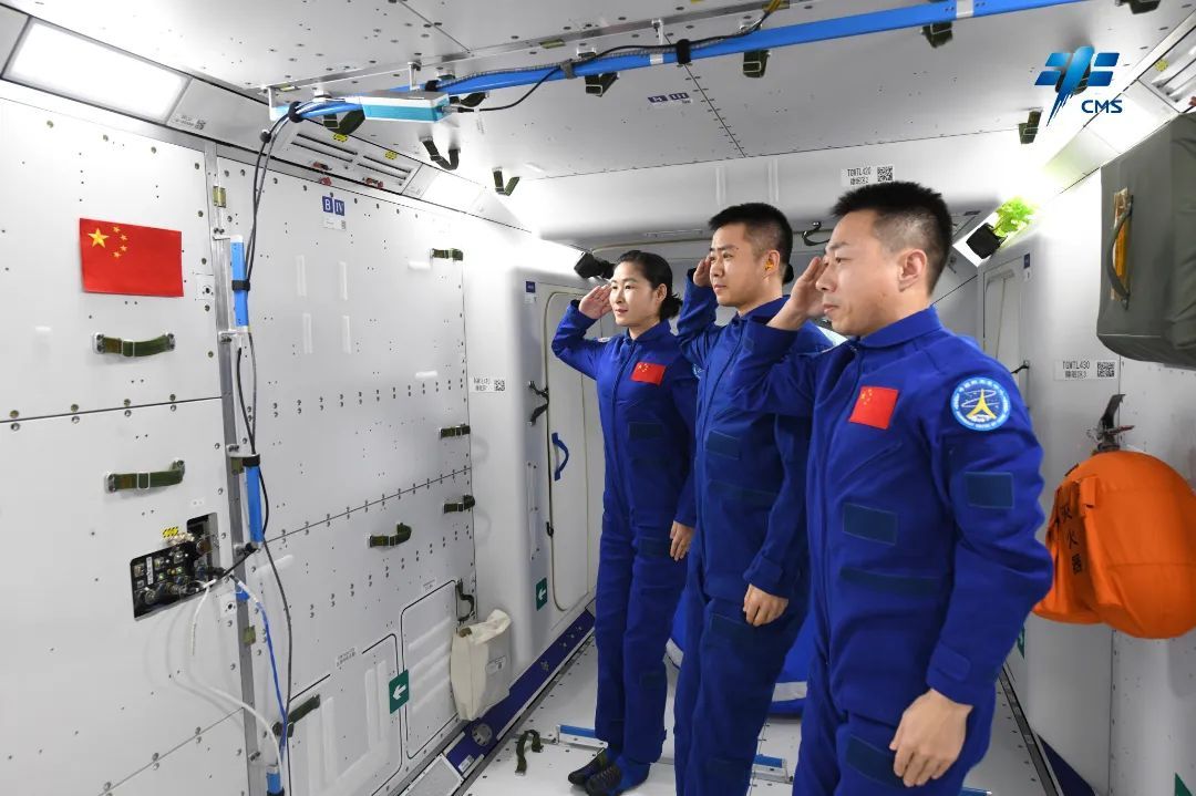 正在中国空间站执行任务的神舟十四号乘组向国旗敬礼