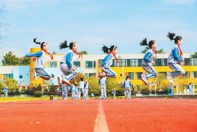 去年以来，浙江省湖州市德清县三合中心学校落实“双减”政策，在大课间开设各式各样的体育运动类课程，促进学生健康成长。图为10月20日，学生在跳绳。王正摄（人民视觉）