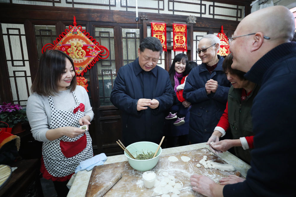 2019年2月1日，习近平在北京看望慰问基层干部群众，考察北京冬奥会、冬残奥会筹办工作时，在前门东区草厂四条胡同，同朱茂锦一家人包饺子、聊家常。新华社记者鞠鹏摄