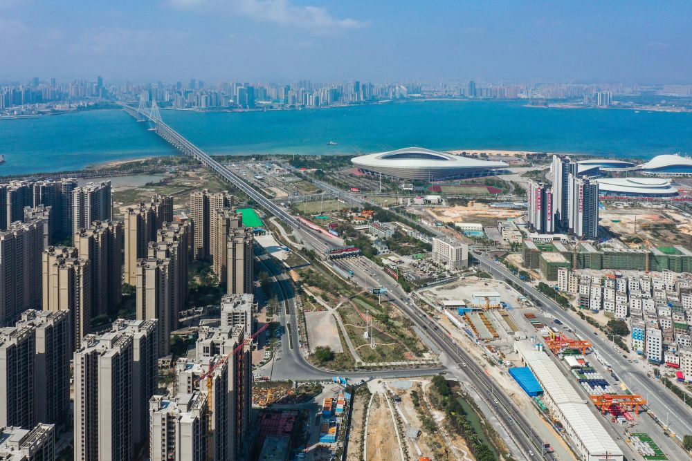 2月28日，广湛铁路湛江湾海底隧道盾构区间“过海穿城”（无人机照片）。新华社记者 刘大伟 摄