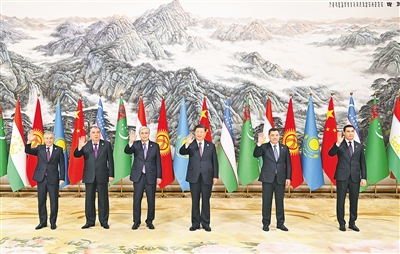 5月19日上午，国家主席习近平在陕西省西安市主持首届中国—中亚峰会并发表题为《携手建设守望相助、共同发展、普遍安全、世代友好的中国—中亚命运共同体》的主旨讲话。哈萨克斯坦总统托卡耶夫、吉尔吉斯斯坦总统扎帕罗夫、塔吉克斯坦总统拉赫蒙、土库曼斯坦总统别尔德穆哈梅多夫、乌兹别克斯坦总统米尔济约耶夫出席。新华社记者 申宏摄