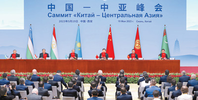 5月19日上午，国家主席习近平在陕西省西安市主持首届中国—中亚峰会并发表题为《携手建设守望相助、共同发展、普遍安全、世代友好的中国—中亚命运共同体》的主旨讲话。哈萨克斯坦总统托卡耶夫、吉尔吉斯斯坦总统扎帕罗夫、塔吉克斯坦总统拉赫蒙、土库曼斯坦总统别尔德穆哈梅多夫、乌兹别克斯坦总统米尔济约耶夫出席。习近平同中亚五国元首签署了《中国—中亚峰会西安宣言》，并通过《中国—中亚峰会成果清单》。新华社记者 刘卫兵摄