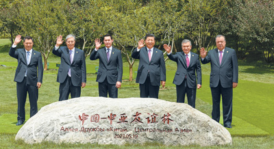 5月19日上午，国家主席习近平在陕西省西安市主持首届中国—中亚峰会并发表题为《携手建设守望相助、共同发展、普遍安全、世代友好的中国—中亚命运共同体》的主旨讲话。峰会结束后，习近平和中亚五国元首共同种下六棵石榴树，既见证中国同中亚千年友好交往，也象征中国同中亚紧密团结合作，更寄托对中国—中亚关系美好未来的期待。新华社记者 刘彬摄