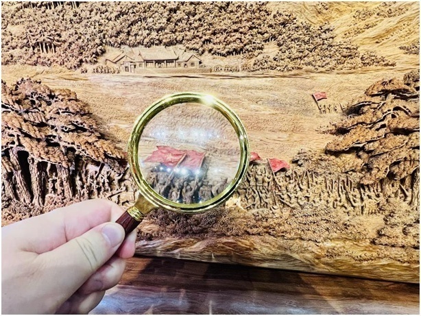 图为木雕作品《光辉闽西》中间段部分。本报记者 张博岚摄。