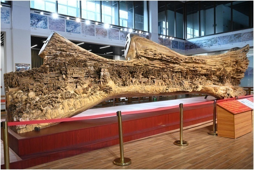 图为木雕作品《清明上河图》。刘静静摄