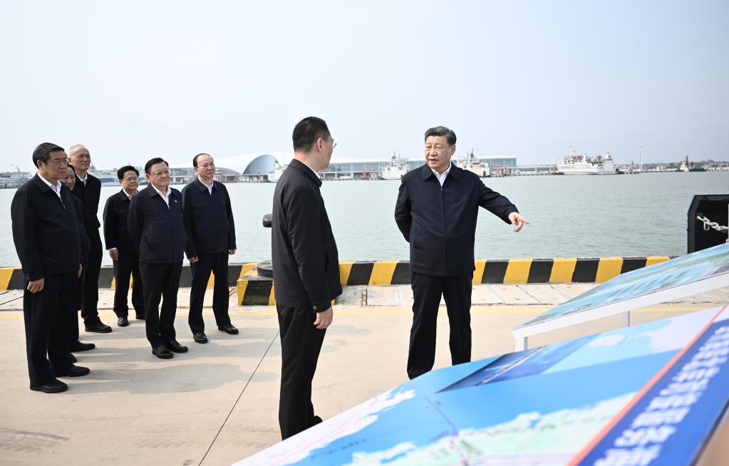 2023年4月10日，中共中央总书记、国家主席、中央军委主席习近平在广东省湛江市徐闻县徐闻港专用码头考察。新华社记者燕雁摄