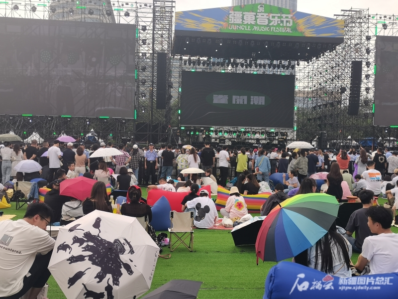 8日,2023“疆菓音乐节”现场。石榴云/新疆日报记者李莉摄 8日,2023“疆菓音乐节”现场。石榴云/新疆日报记者李莉摄