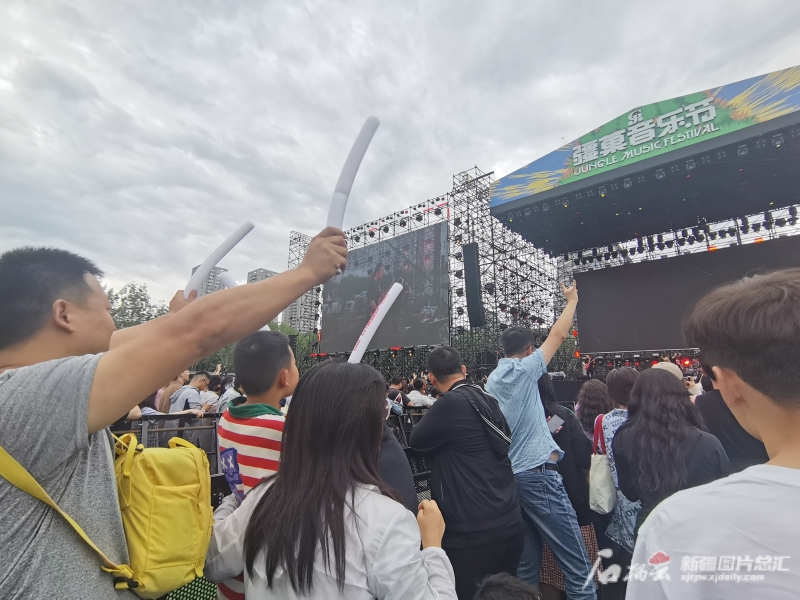 8日,2023“疆菓音乐节”现场,观众随音乐节奏挥舞荧光棒。石榴云/新疆日报记者李莉摄 8日,2023“疆菓音乐节”现场,观众随音乐节奏挥舞荧光棒。石榴云/新疆日报记者李莉摄