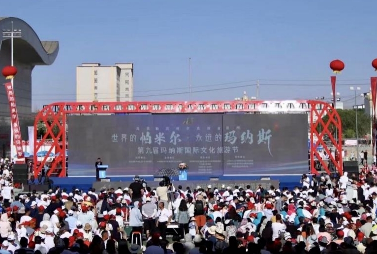 开幕式上,观众们的欢呼声伴随着音乐声,热闹非凡。人民网 李龙摄 开幕式上,观众们的欢呼声伴随着音乐声,热闹非凡。人民网 李龙摄