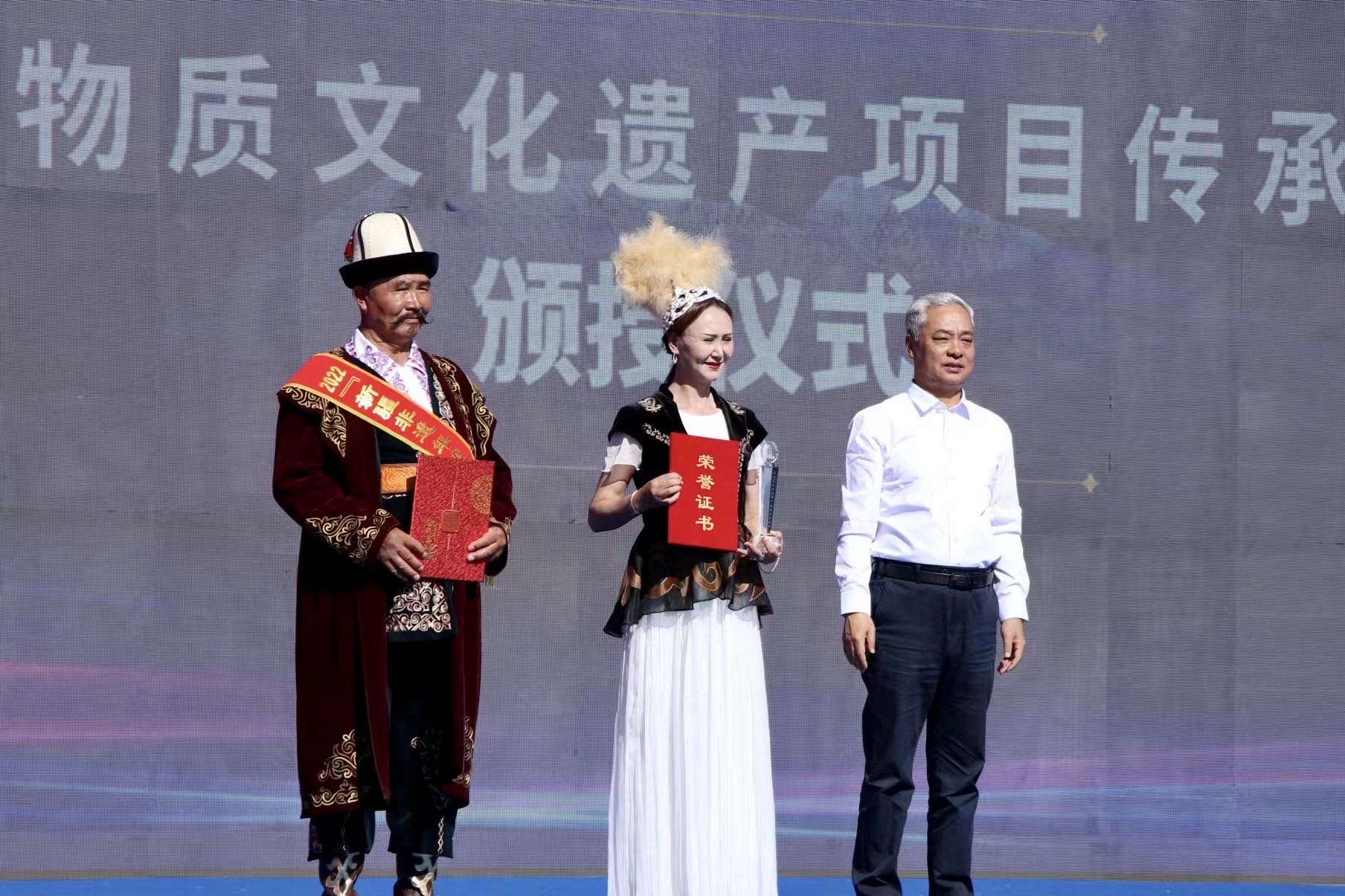 颁授荣誉证书。人民网 李龙摄 颁授荣誉证书。人民网 李龙摄