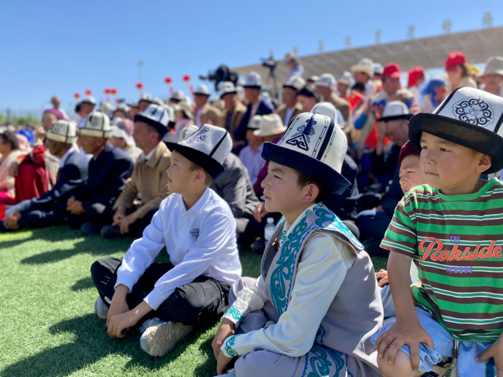 小朋友们观看文艺演出。人民网 李龙摄 小朋友们观看文艺演出。人民网 李龙摄