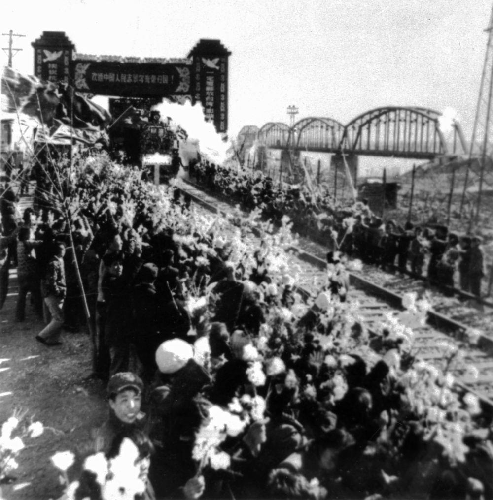1958年10月26日，列车驶过鸭绿江畔的凯旋门，中国人民志愿军战士回到祖国怀抱。