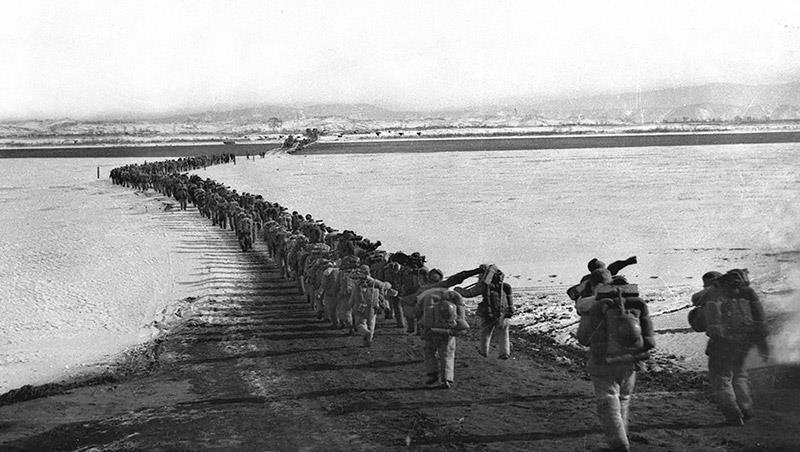 1950年10月，抗美援朝志愿军队伍雄赳赳、气昂昂跨过鸭绿江。