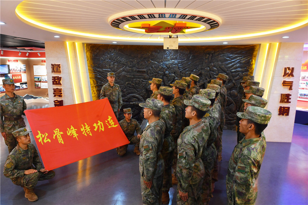 陆军第81集团军某旅“松骨峰特功连”举行新兵对连旗宣誓仪式。何鹏刚 摄