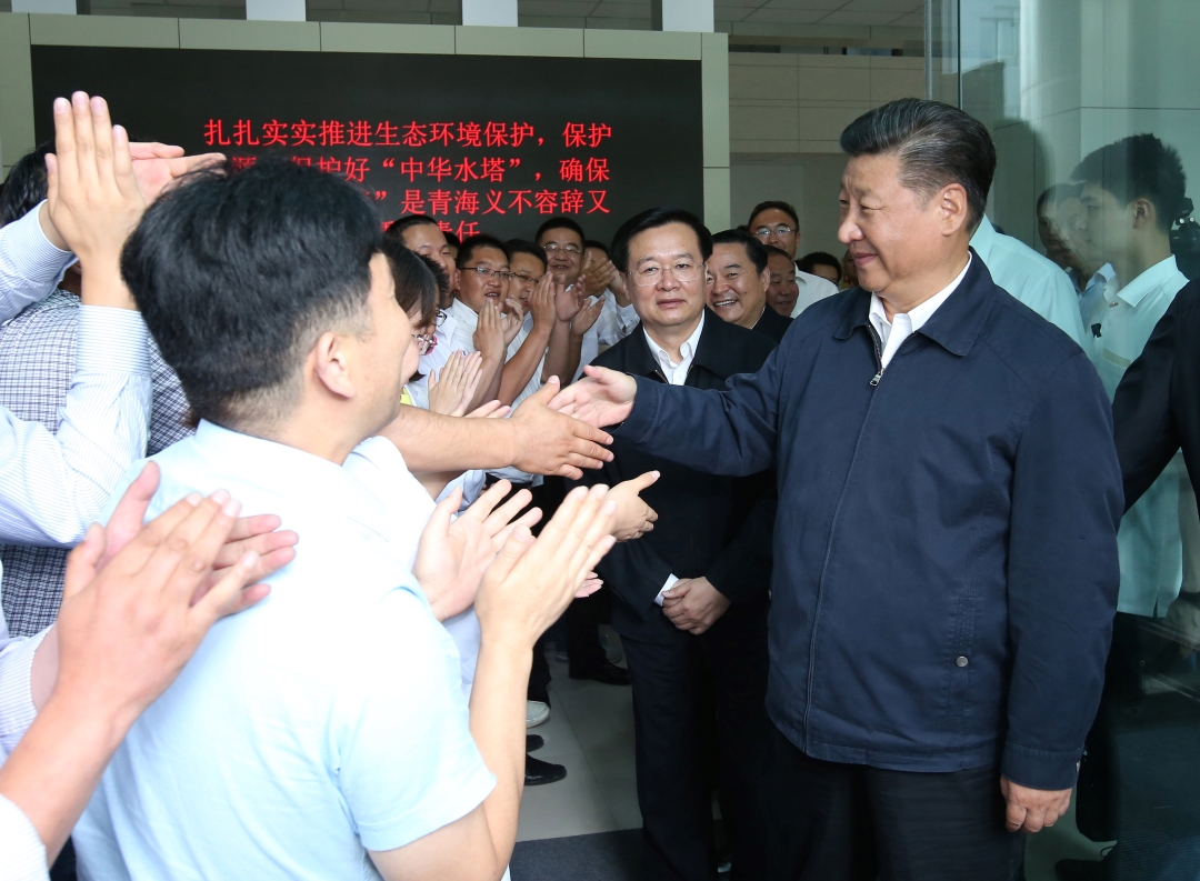 2016年8月23日下午，习近平在青海省生态环境监测中心考察。 新华社记者 庞兴雷摄