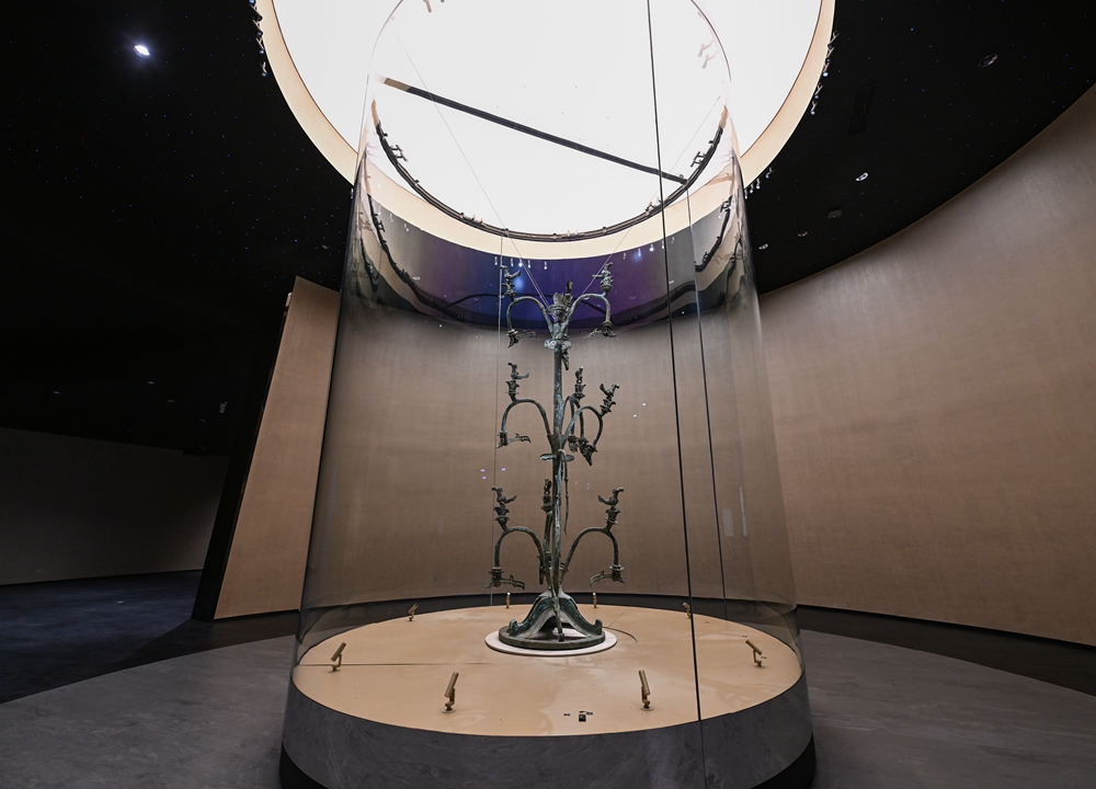 这是2023年7月26日在三星堆博物馆新馆拍摄的重新展出的Ⅰ号大型铜神树。新华社记者 王曦 摄