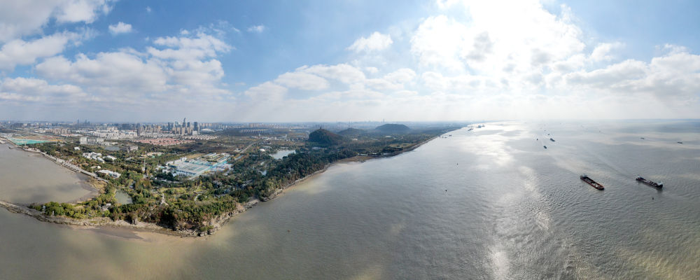 这是2020年11月13日拍摄的江苏省南通市五山及沿江地区景色（无人机全景照片）。新华社记者 季春鹏 摄