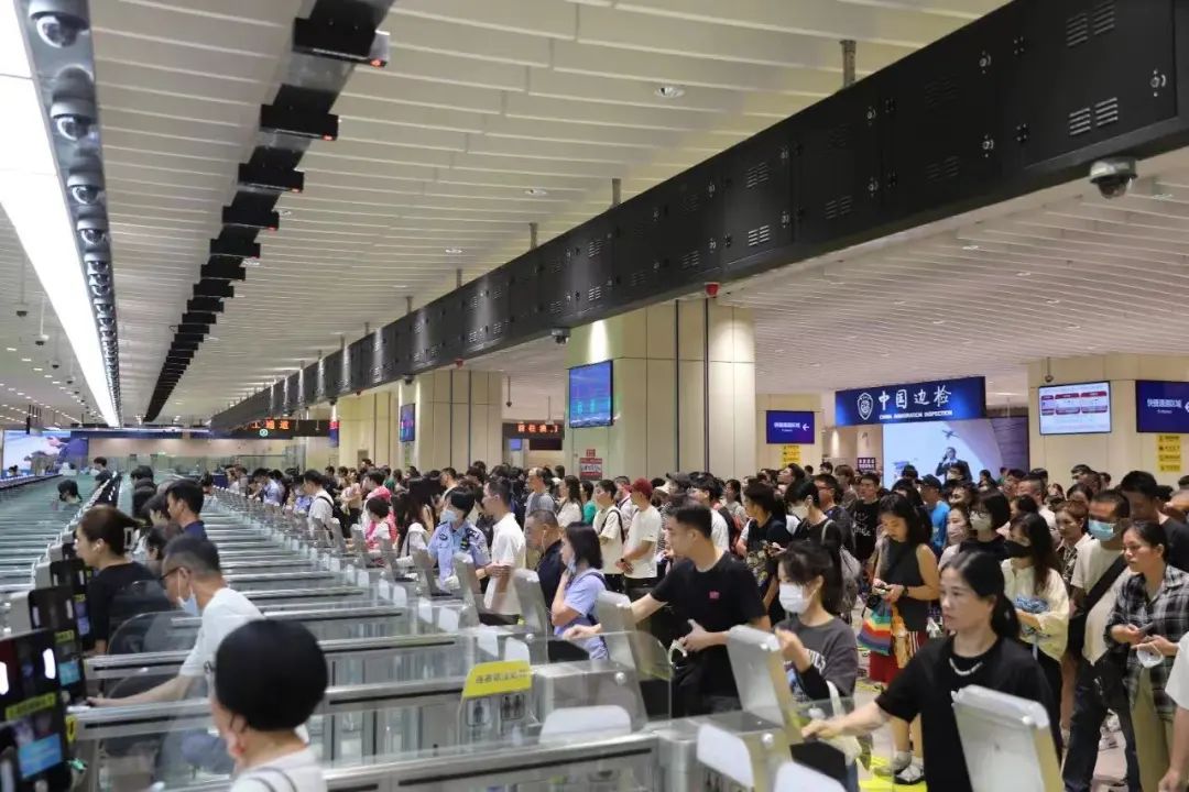 珠海边检总站青茂边检站全力确保中秋国庆假期口岸通关顺畅。