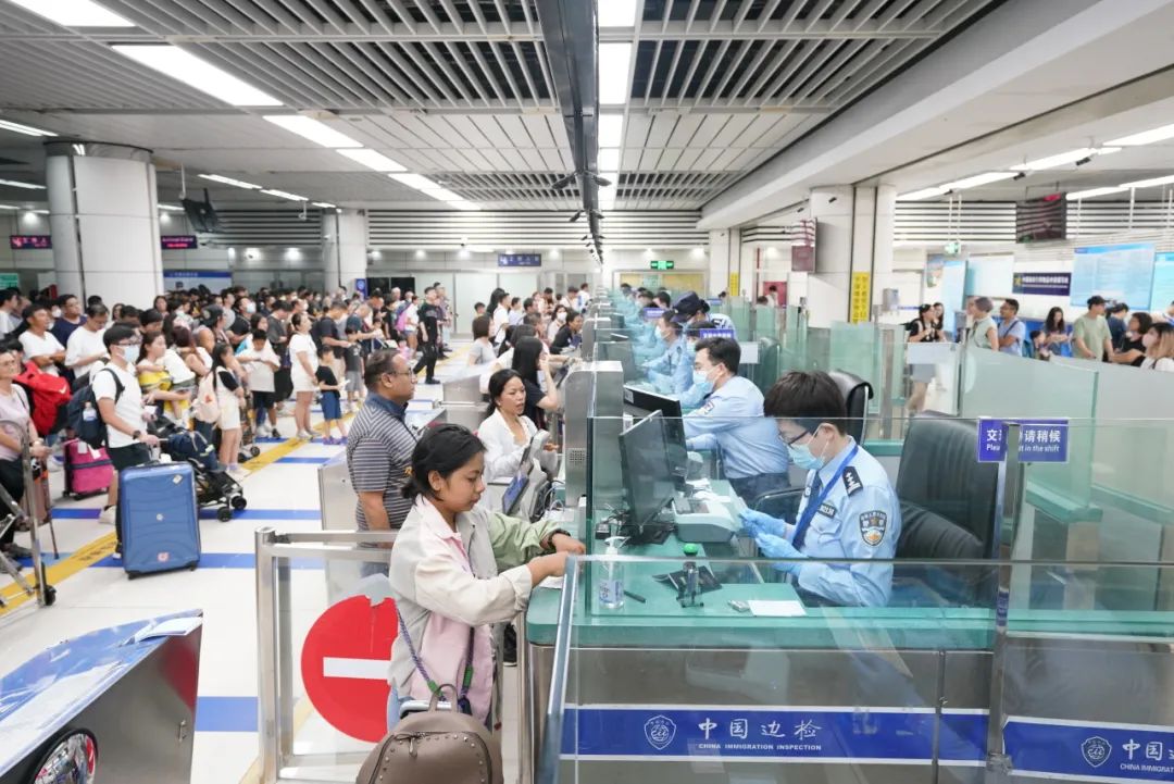 深圳边检总站深圳湾边检站开足查验通道，确保旅客高效通关。