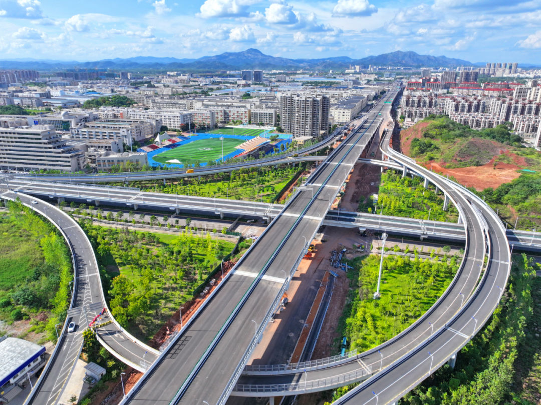 近年来，革命老区江西省赣州市通过交通基础设施建设带动提升城市功能品质，加快城市更新，逐步形成“四横六纵一环”快速路网，构建起现代化、立体式、多层次的综合交通枢纽和运输网络，有力推动赣州经济社会高质量发展和城乡面貌大变样。9月21日，江西省赣州经济技术开发区新建成通车的客家大道快速路高架桥上，车辆往来驰骋。（人民图片）