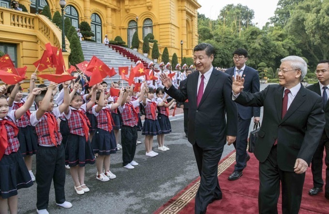 2017年11月12日，中共中央总书记、国家主席习近平在河内越共中央驻地同越共中央总书记阮富仲举行会谈。这是会谈前，阮富仲在主席府广场为习近平举行盛大欢迎仪式。 新华社记者 李涛 摄