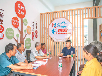 镜头故事·乡村治理 8月25日，在江苏省宿迁市宿豫区大兴镇周夏村“红杉议事吧”，村干部和村民代表在讨论为民服务事项。周夏村积极探索乡村治理的新模式，着力打造集政策宣传、信息收集、为民办事、化解矛盾于一体的服务平台，乡村治理取得新成效。徐江海摄（影像中国）