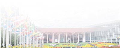 第六届进博会期间，国家会展中心（上海）花团锦簇，喜迎八方来客。  王 初摄（人民视觉）