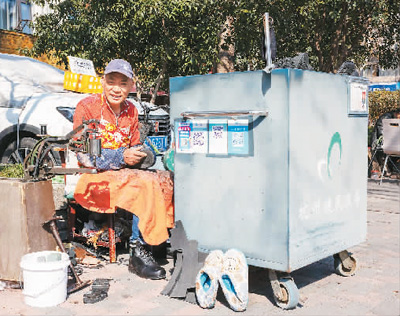 修鞋匠在浙江省杭州市西湖区北山街道便民服务摊位修鞋。  新华社记者 江 汉摄