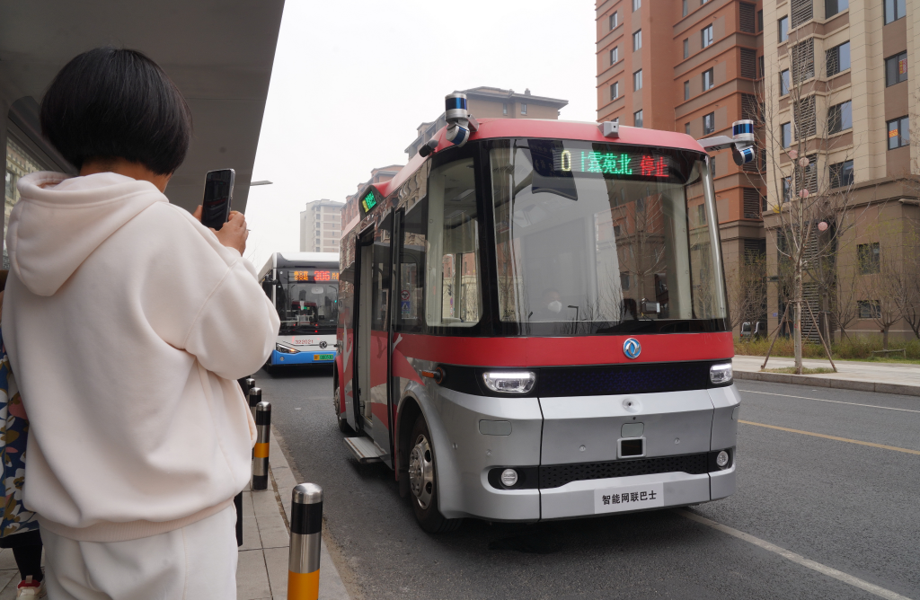 2023年3月20日，智能网联巴士901线测试车在河北雄安新区容东片区道路上停靠。新华社记者 牟宇 摄