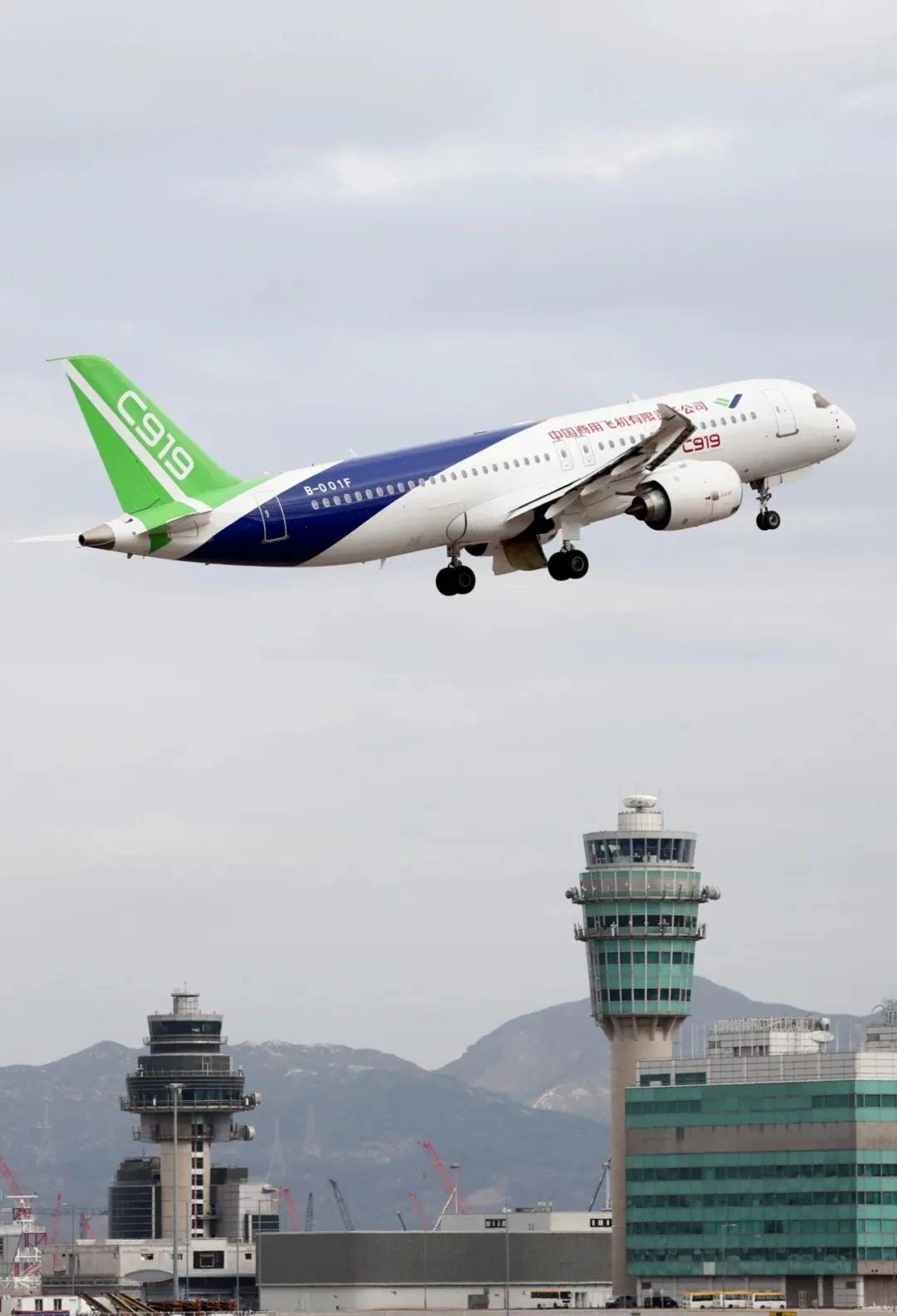 △2023年12月16日，一架蓝绿涂装的C919大型客机从香港国际机场腾空而起，飞向维多利亚港进行演示飞行，这是国产商用飞机首次翱翔香港上空。