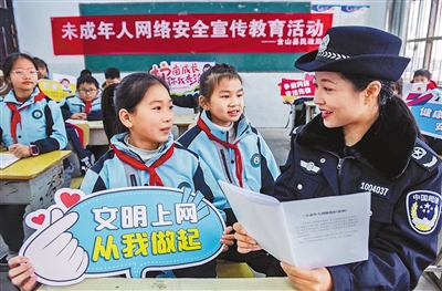 近日，安徽省含山县民政局、司法局、教育局联合姚庙中心学校开展《未成年人网络保护条例》宣传进校园活动。欧宗涛摄（人民视觉）