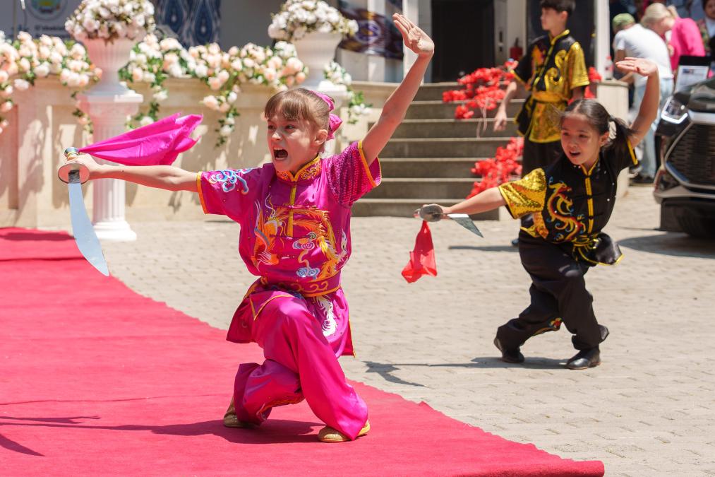 2023年5月27日，小演员在乌兹别克斯坦首都塔什干的中央公园表演武术。