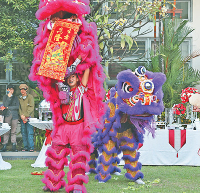 泰国国家美术馆日前举行舞狮表演。本报记者 白元琪摄