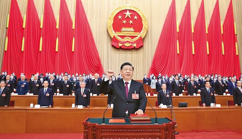 2023年3月10日,十四届全国人大一次会议在北京人民大会堂举行第三次全体会议。习近平全票当选中华人民共和国主席、中华人民共和国中央军事委员会主席。这是习近平进行宪法宣誓。新华社记者鞠鹏/摄 2023年3月10日,十四届全国人大一次会议在北京人民大会堂举行第三次全体会议。习近平全票当选中华人民共和国主席、中华人民共和国中央军事委员会主席。这是习近平进行宪法宣誓。新华社记者鞠鹏/摄