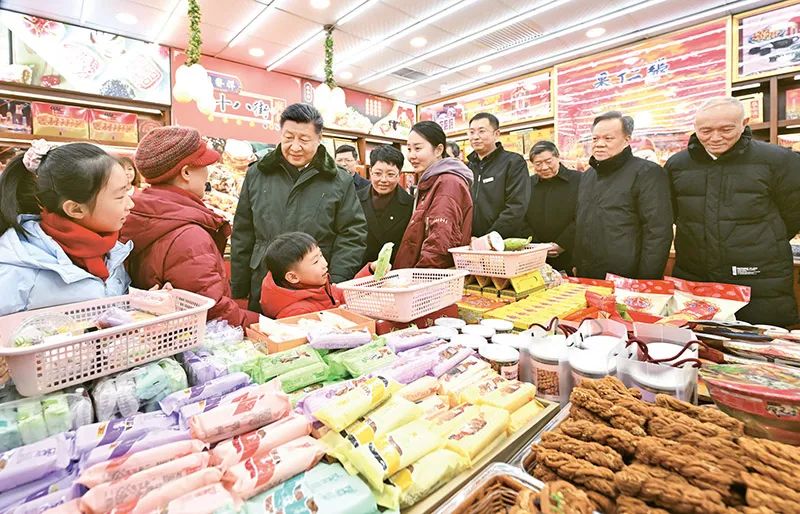 2024年2月1日至2日,中共中央总书记、国家主席、中央军委主席习近平来到天津,看望慰问基层干部群众。这是1日下午,习近平在天津古文化街考察时,走进店铺同现场群众互动交流。新华社记者谢环驰/摄 2024年2月1日至2日,中共中央总书记、国家主席、中央军委主席习近平来到天津,看望慰问基层干部群众。这是1日下午,习近平在天津古文化街考察时,走进店铺同现场群众互动交流。新华社记者谢环驰/摄