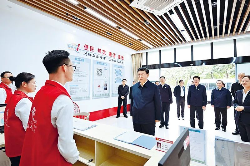 2023年12月14日至15日,中共中央总书记、国家主席、中央军委主席习近平在广西考察。这是14日上午,习近平在南宁市良庆区蟠龙社区党群服务中心考察。新华社记者燕雁/摄 2023年12月14日至15日,中共中央总书记、国家主席、中央军委主席习近平在广西考察。这是14日上午,习近平在南宁市良庆区蟠龙社区党群服务中心考察。新华社记者燕雁/摄