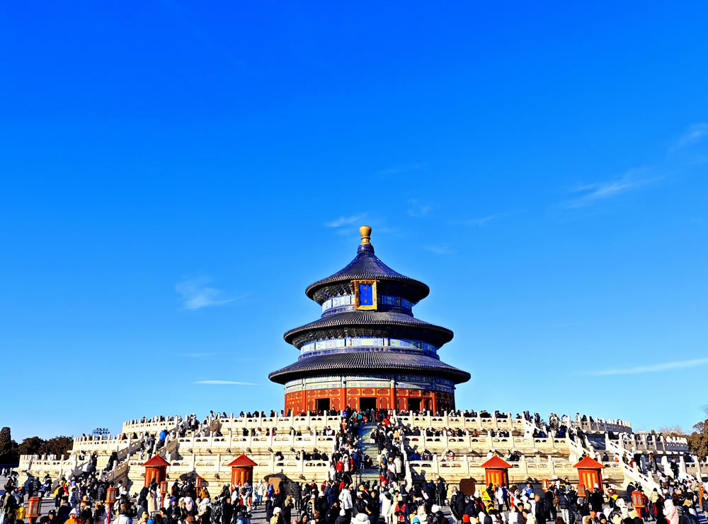 2024年1月23日，北京持续晴好天气，天坛公园蓝天白云。最新数据显示，北京PM2.5年均浓度连续三年稳定达标，“北京蓝”已成为常态。