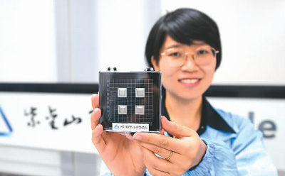 2024年4月1日,在江苏省南京市紫金山实验室6G综合实验室,科研人员展示自主研发的贝叶斯学习基带芯片。 新华社记者 季春鹏摄 2024年4月1日,在江苏省南京市紫金山实验室6G综合实验室,科研人员展示自主研发的贝叶斯学习基带芯片。 新华社记者 季春鹏摄