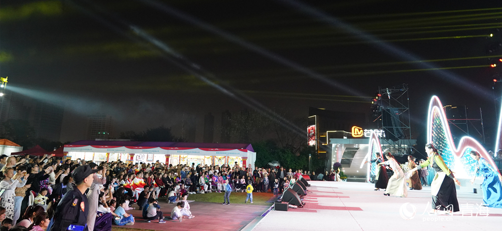 同仁市文体旅游广电局石榴籽艺术团带来的藏族舞蹈引长沙市民围观。人民网记者 杨启红摄