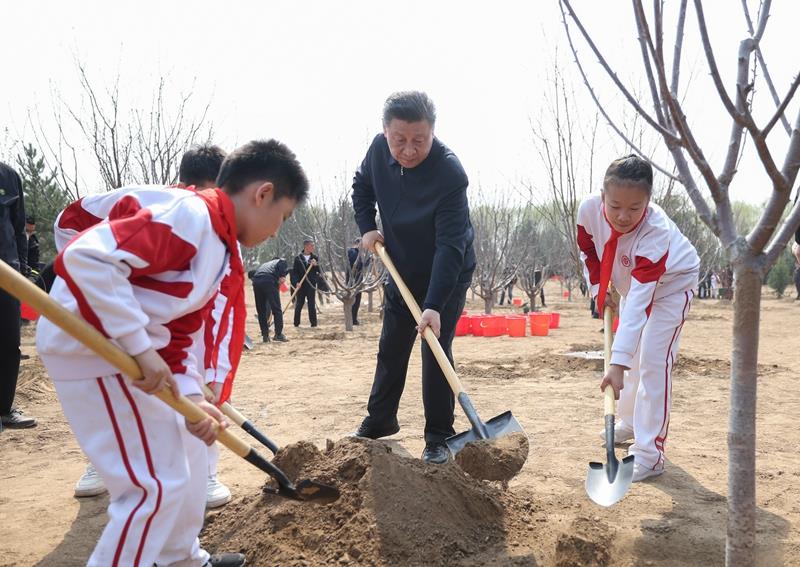 △2024年4月3日，习近平总书记来到北京市通州区潞城镇参加首都义务植树活动。