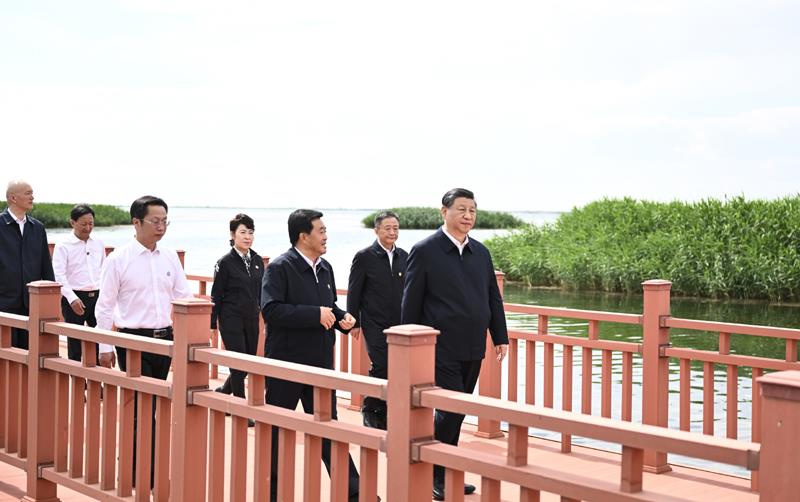 △2023年6月5日，习近平总书记在乌梁素海考察。