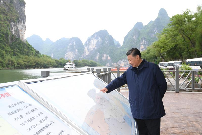 △2021年4月25日，习近平总书记在广西桂林市阳朔县漓江杨堤码头，了解漓江流域综合治理、生态?；さ惹榭?。