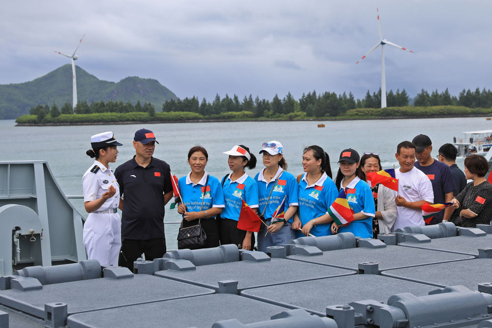 2024年4月18日，中国海军第45批护航编队抵达塞舌尔维多利亚港，码头欢迎人群登舰参观。新华社发（王远方 摄）