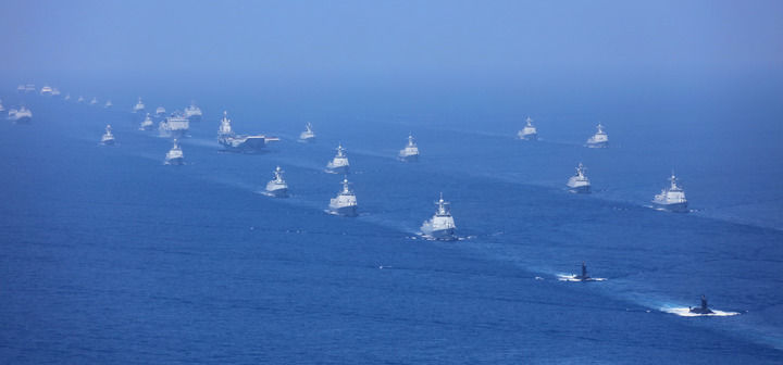 2018年4月12日，中央军委在南海海域隆重举行海上阅兵。这是航母打击作战群等接受检阅。新华社发（莫小亮 摄）